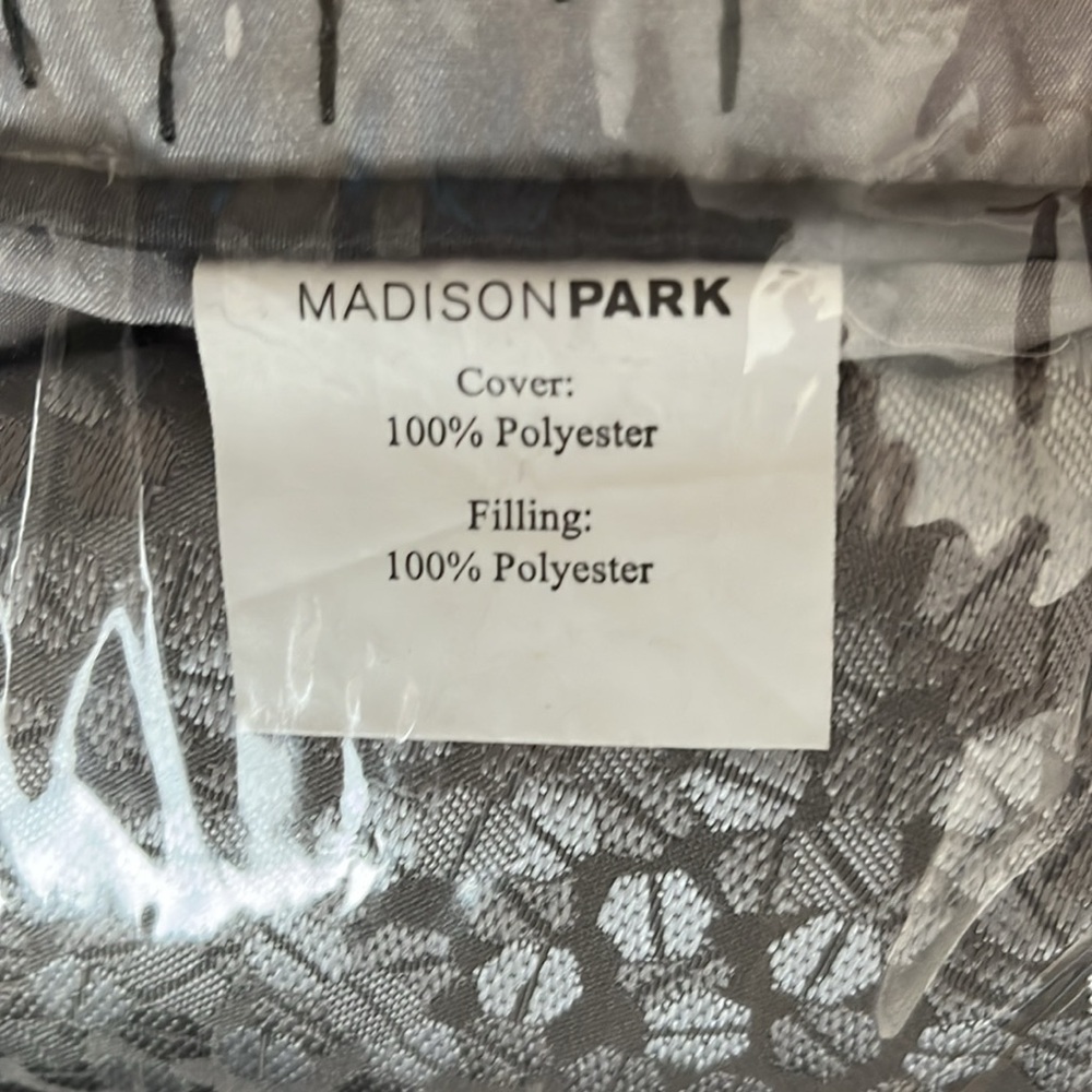 Madison Park Queen Duvet with
2 Standard Shams and 4 Throw Pillows - Picture 9 of 10